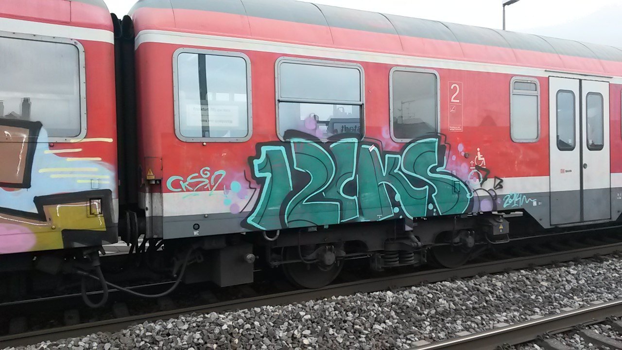 Graffiti Train in Mannheim - Photo by 01010011 - train, 12, mannheim (2015)