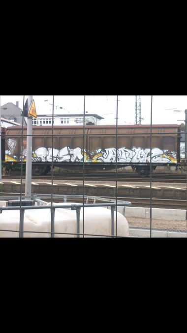 Graffiti Train - Photo by 135lizcrew - obc