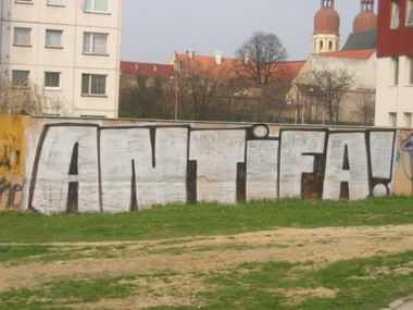 Graffiti Bombing - Photo by 161gang - antifa, bombing, chrome