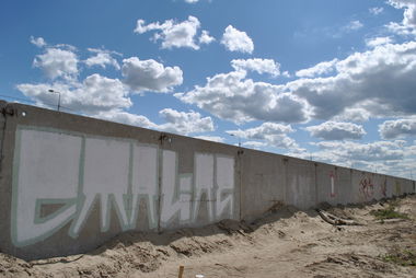 Graffiti Wall in Подождите - Photo by 19xllls - graffiti, streetgraffiti, street (2013)