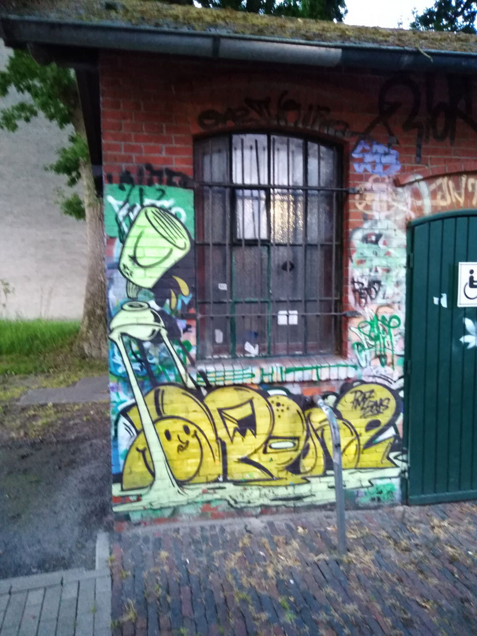 Graffiti in Sassari - Photo by 26725 - ap2be, ples, thorwup