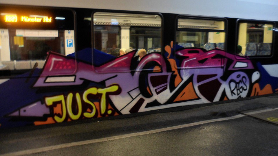 Graffiti Train - Photo by 505er - Move