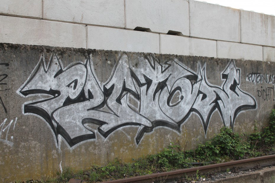 Graffiti Bombing - Photo by 505er - Puton