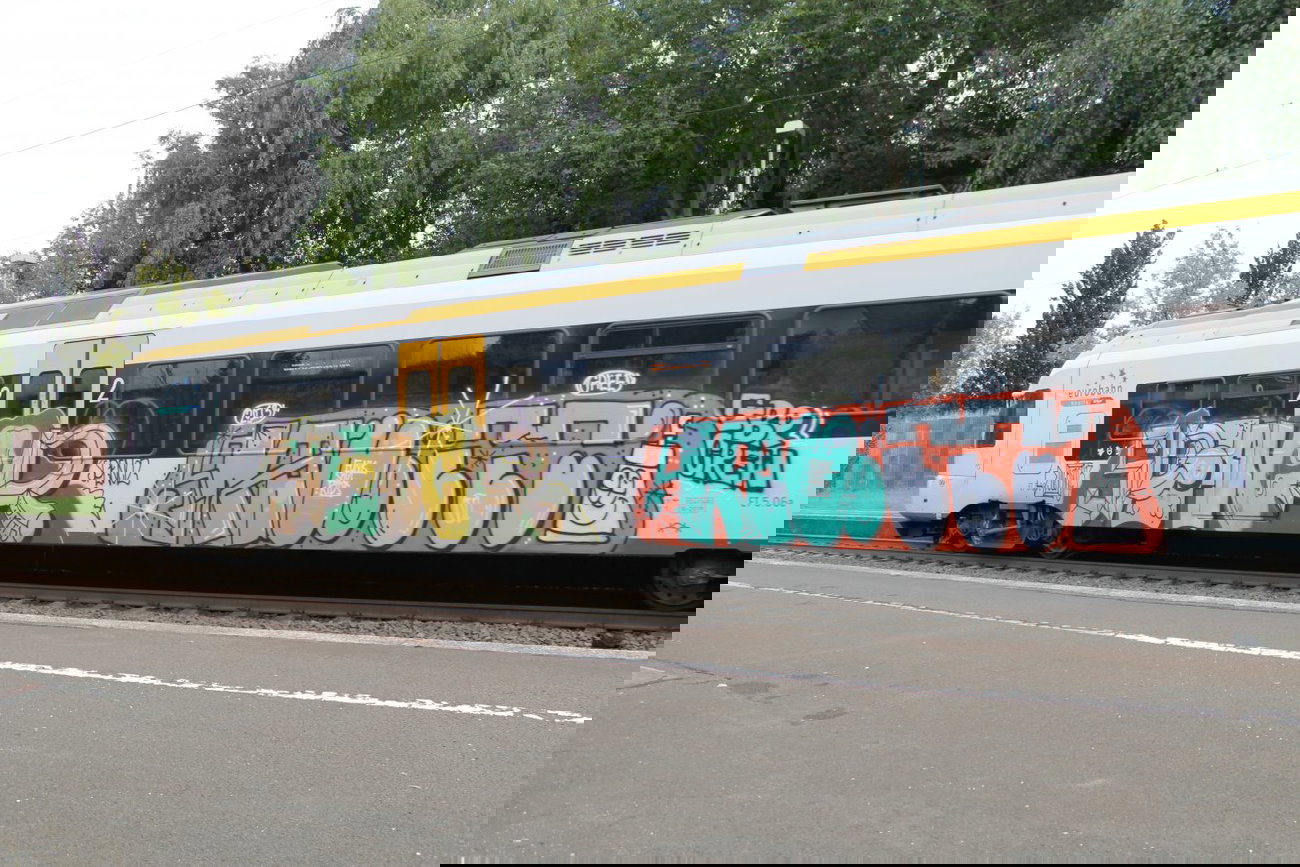 Graffiti Train - Photo by 505er - Spencr, Kanee, GBR-Crew