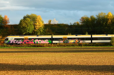 Graffiti Train - Photo by 505er - AgusAgusAgus, Yoga