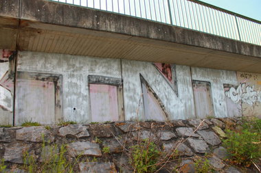 Graffiti Bombing - Photo by 505er - tnt, cays