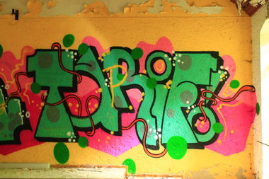 Graffiti Wall - Photo by 505er - tarif