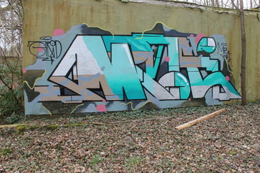 Graffiti Wall - Photo by 505er - mr4, grid