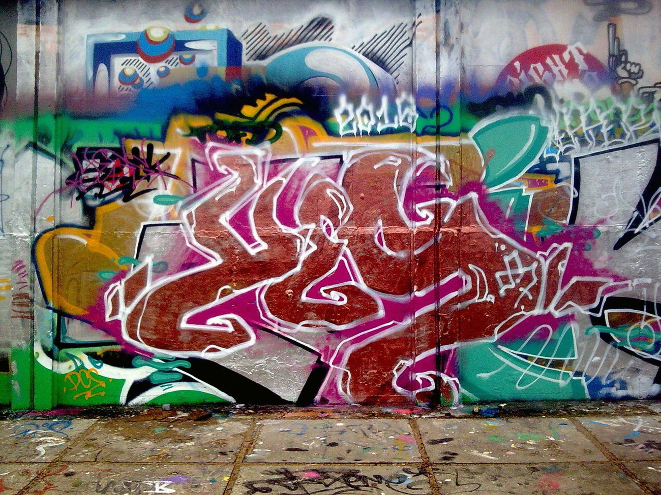 Graffiti Wall in Vilnius - Photo by 714 - yes, eser, vilnius (2016)