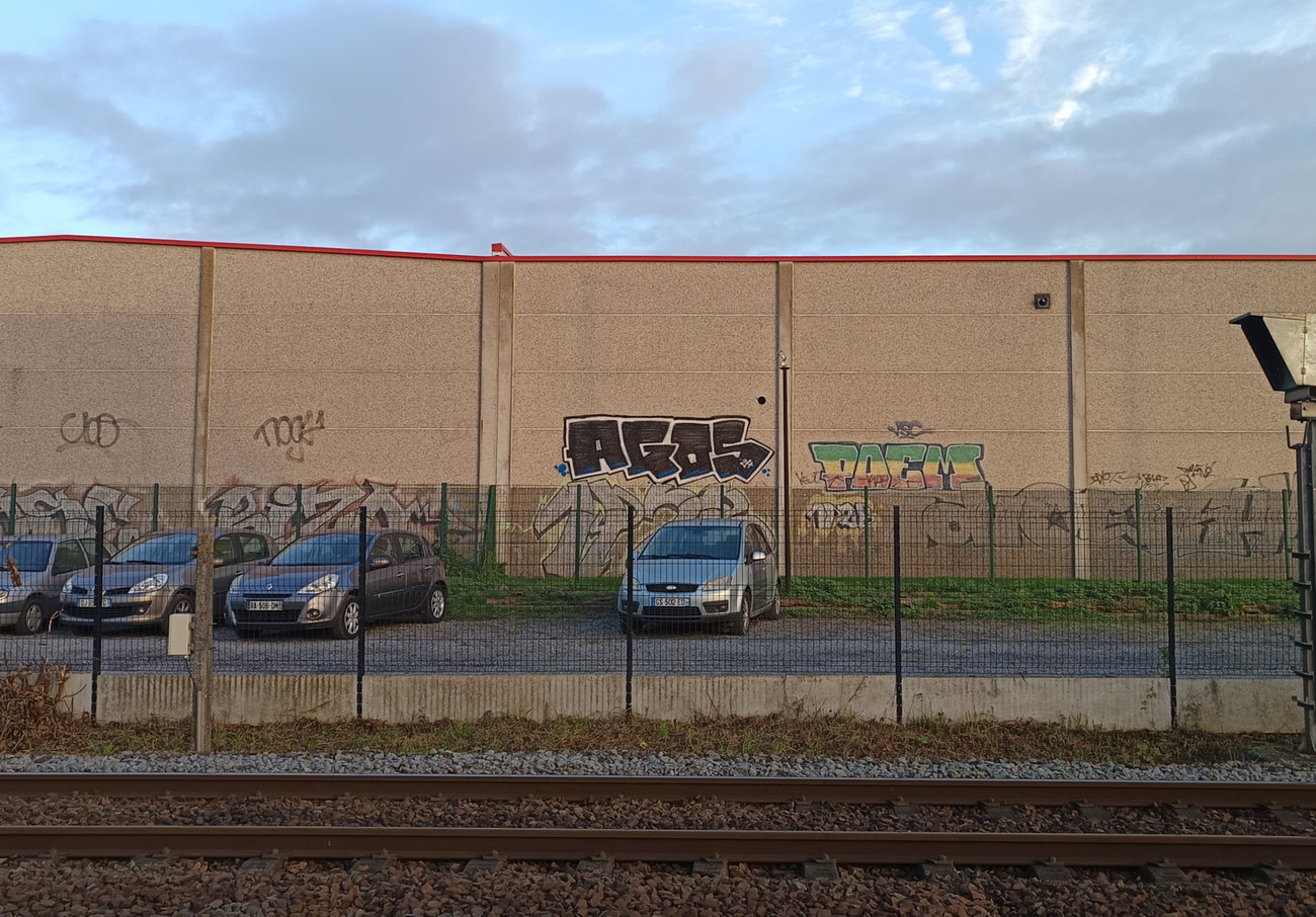 Graffiti Bombing - Photo by AGOS99