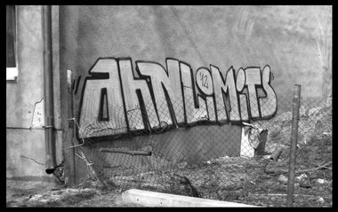 Graffiti Bombing in Warsaw - Photo by AHNL - ahnl (2012)
