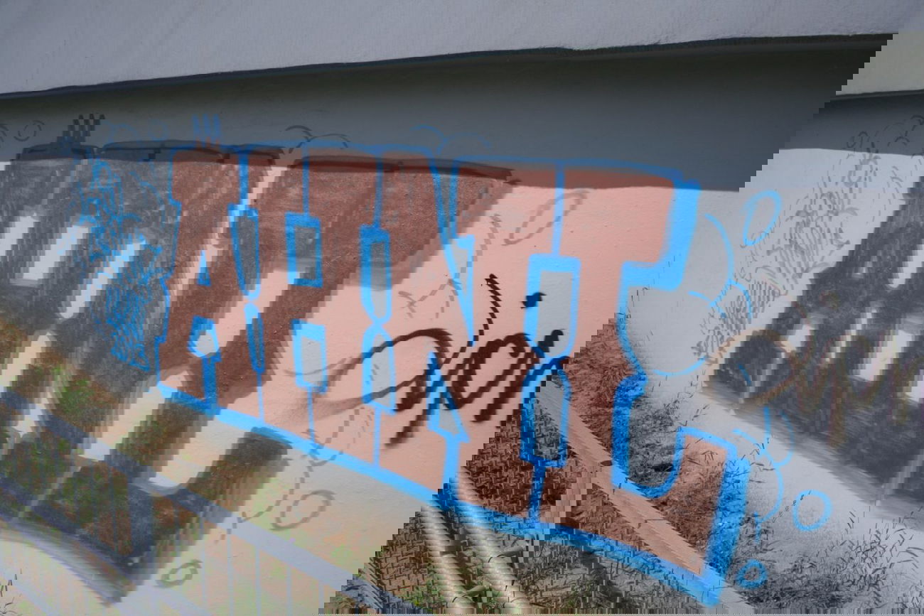 Graffiti Bombing in Warsaw - Photo by AHNL - ahnl (2013)