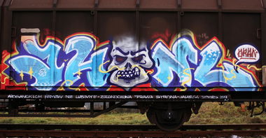 Graffiti Train in Warsaw - Photo by AHNL - ahnl, skull, dra? (2013)