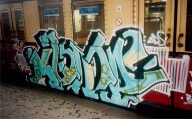 Graffiti Train - Photo by ALLESdrehtSICH - KONE, _, ADS (1994)