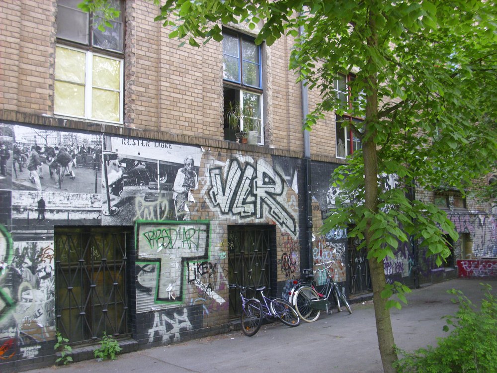 Graffiti Bombing in Berlin - Photo by ASTRAINER - vlr