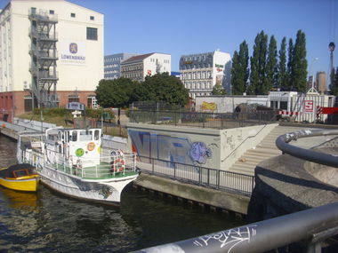 Graffiti Bombing in Berlin - Photo by ASTRAINER - vlr