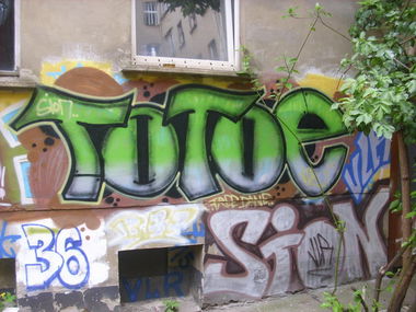 Graffiti Bombing in Berlin - Photo by ASTRAINER - totoe
