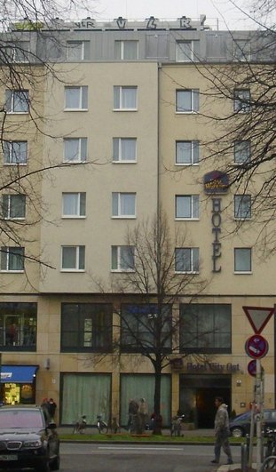 Graffiti Bombing in Berlin - Photo by ASTRAINER - vlr