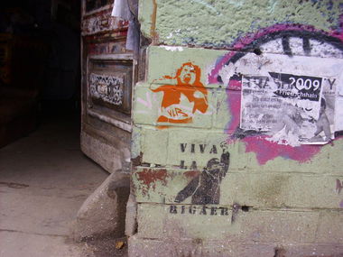 Graffiti Street Art in Berlin - Photo by ASTRAINER - vlr, viva, la