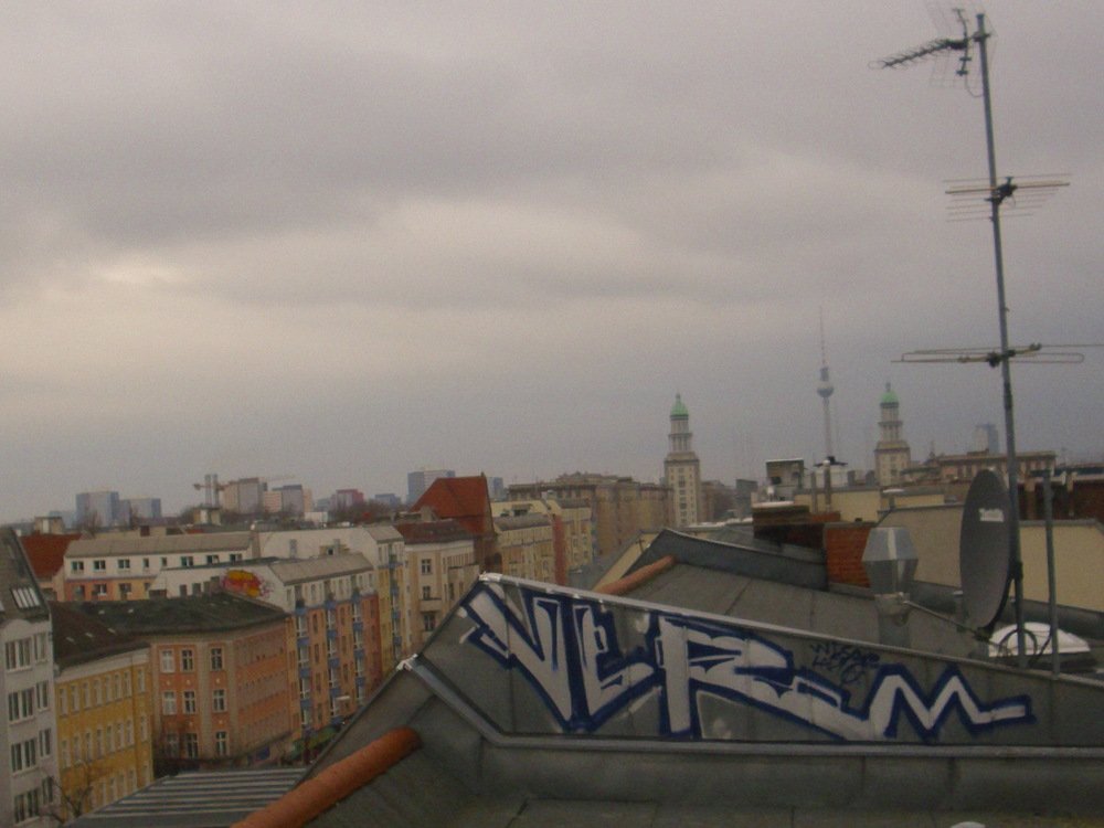 Graffiti Bombing in Berlin - Photo by ASTRAINER - vlr