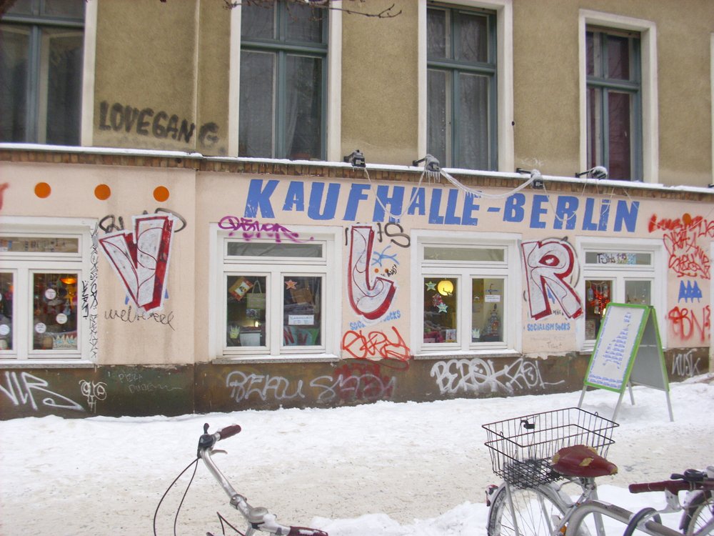 Graffiti Bombing in Berlin - Photo by ASTRAINER - vlr