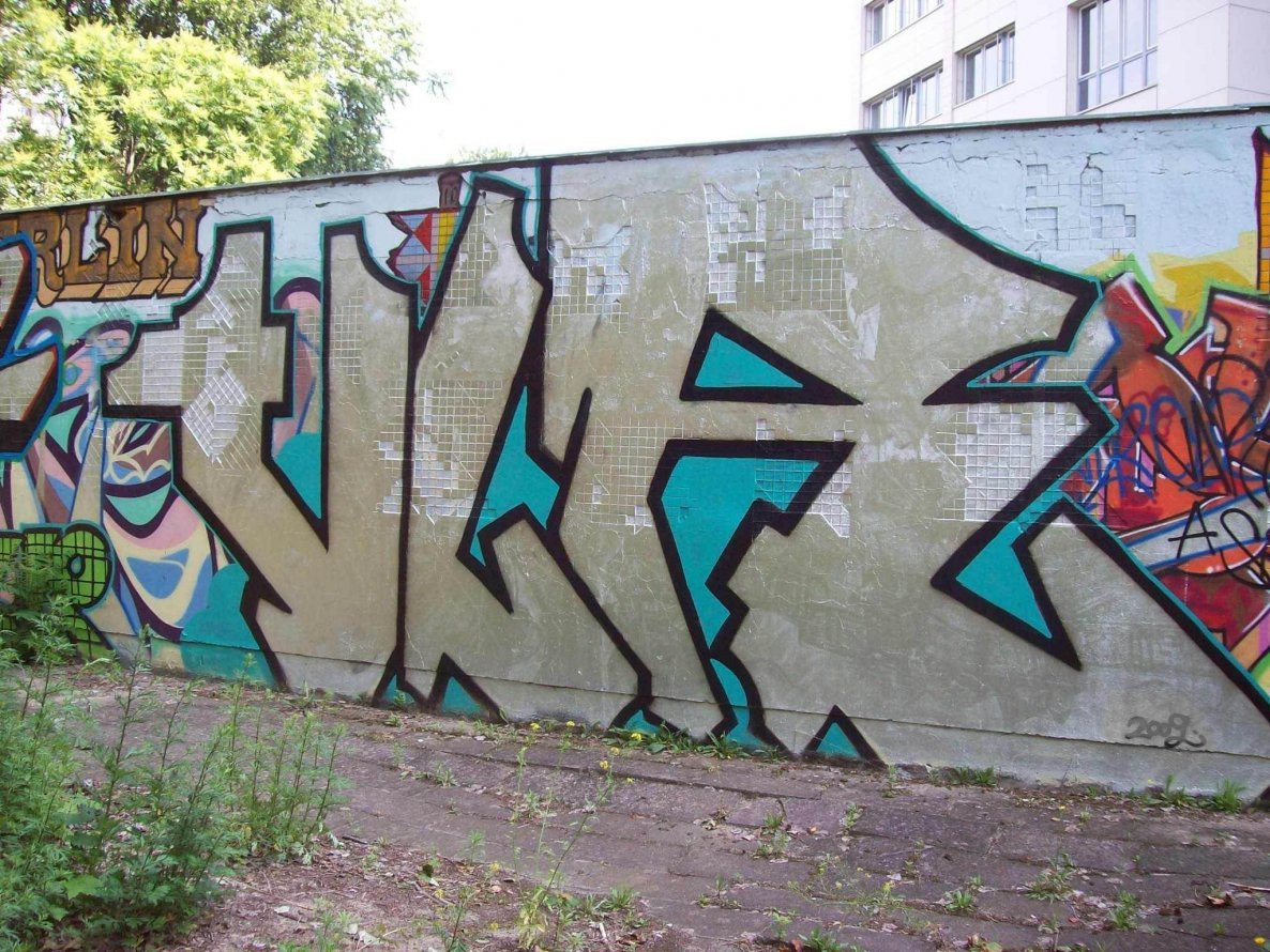 Graffiti Bombing in Berlin - Photo by ASTRAINER - vlr