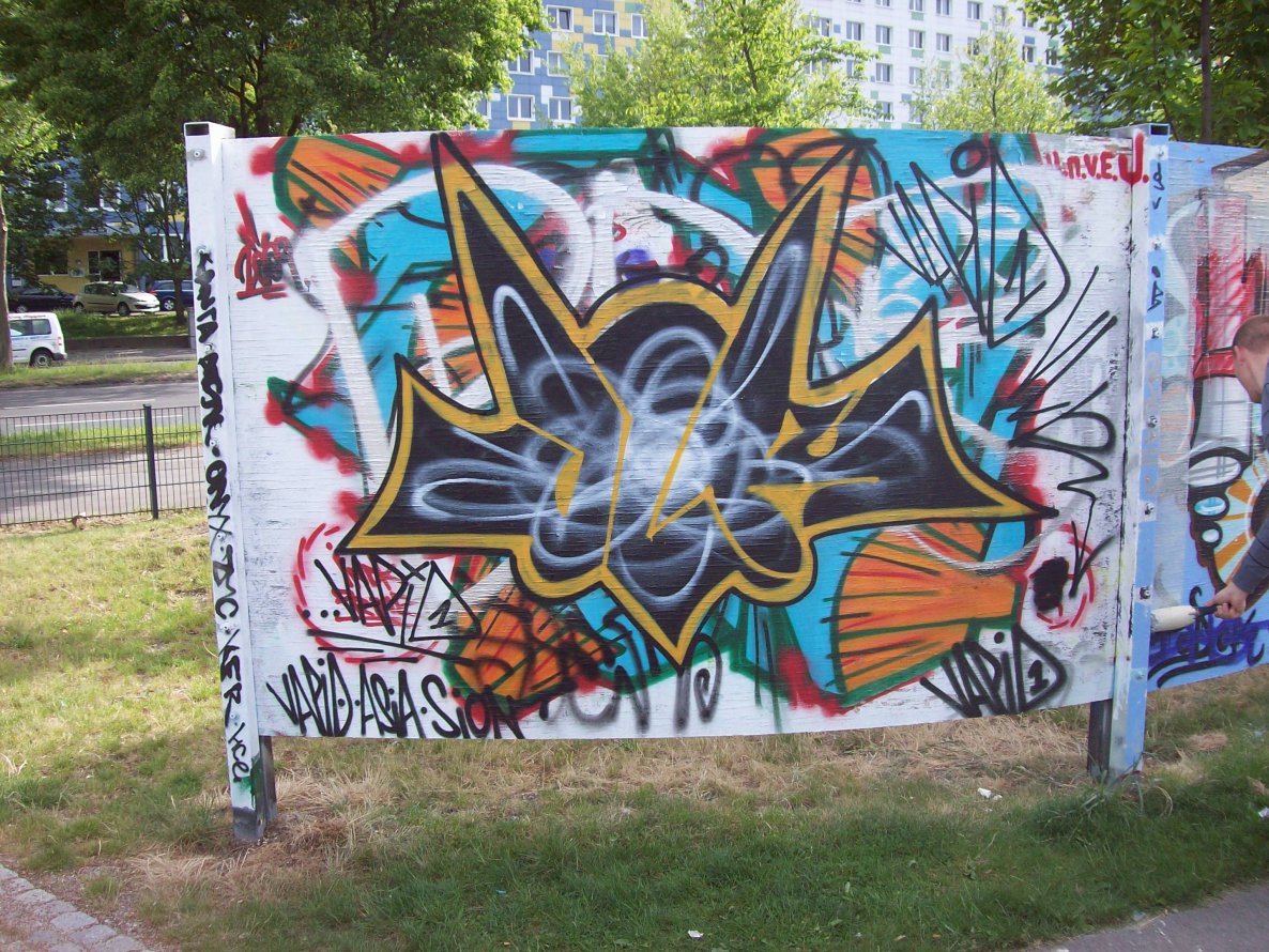 Graffiti Wall in Berlin - Photo by ASTRAINER - vlr