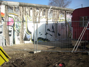 Graffiti Wall in Berlin - Photo by ASTRAINER - abst