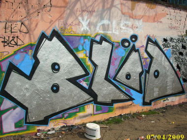 Graffiti Wall in Berlin - Photo by ASTRAINER - blöd