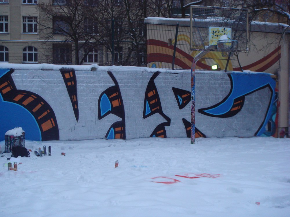 Graffiti Bombing in Berlin - Photo by ASTRAINER - vlr