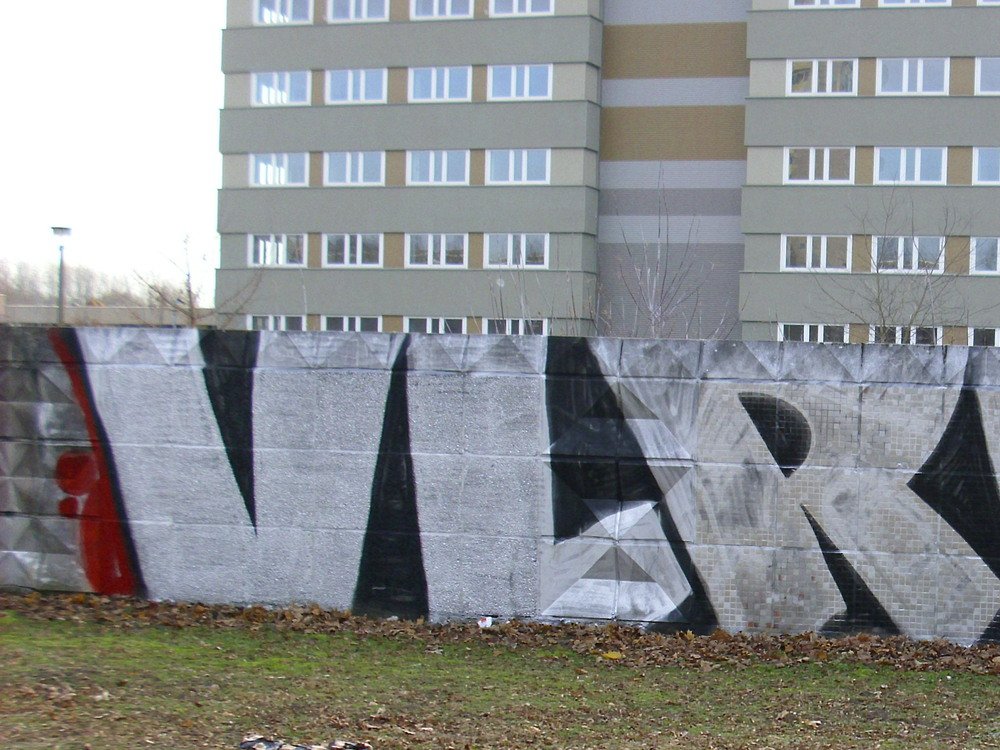Graffiti Bombing in Berlin - Photo by ASTRAINER - vlr