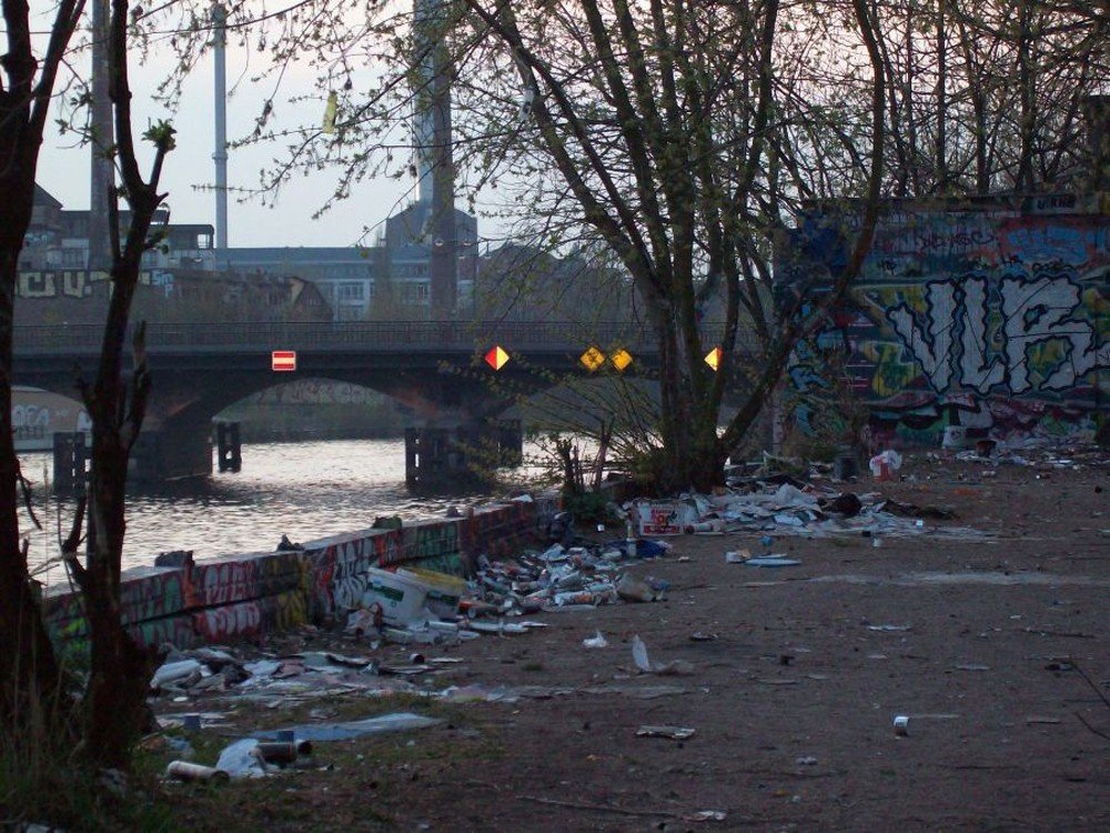 Graffiti Wall in Berlin - Photo by ASTRAINER - vlr