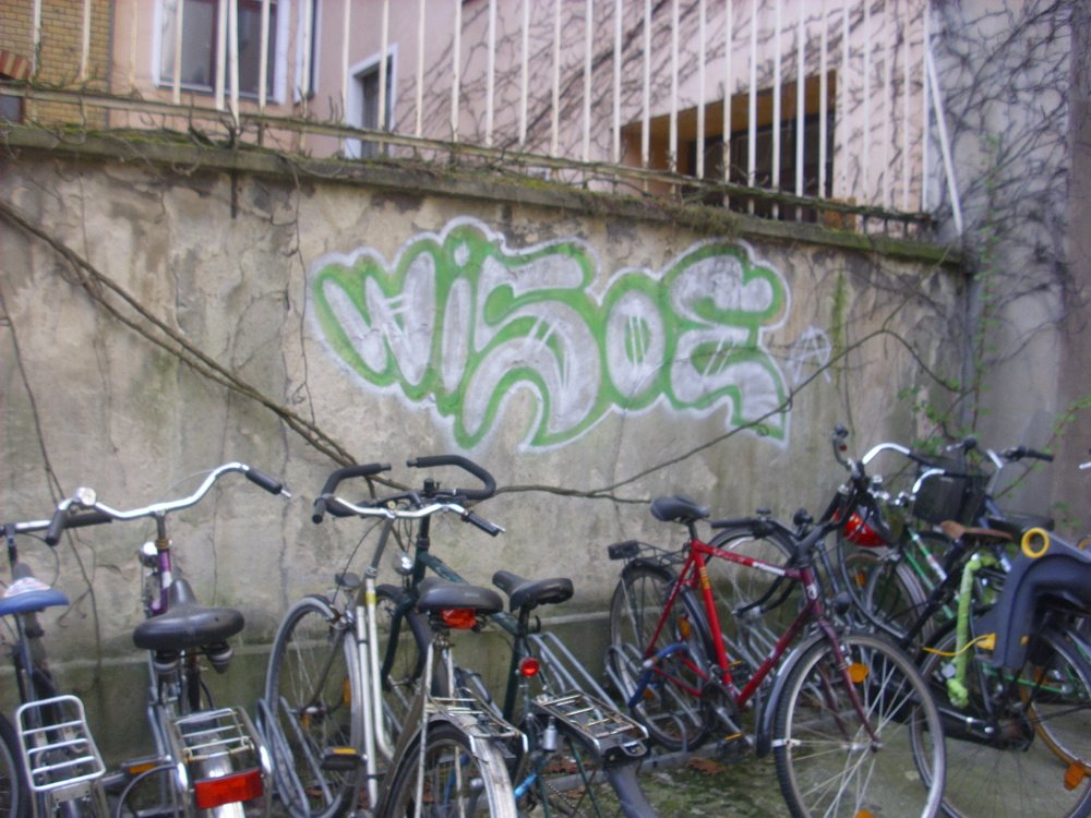 Graffiti Bombing in Berlin - Photo by ASTRAINER - wisoe