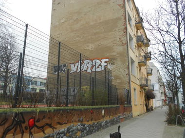 Graffiti Bombing in Berlin - Photo by ASTRAINER - qooc, vlr, 2f