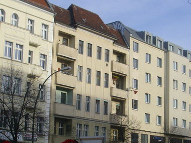 Graffiti Bombing in Berlin - Photo by ASTRAINER - vlr