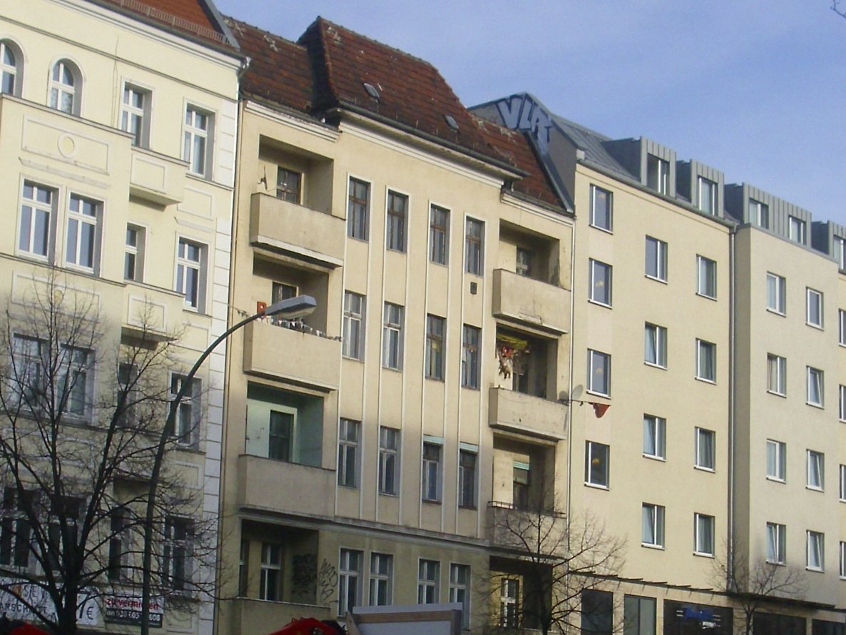 Graffiti Bombing in Berlin - Photo by ASTRAINER - vlr