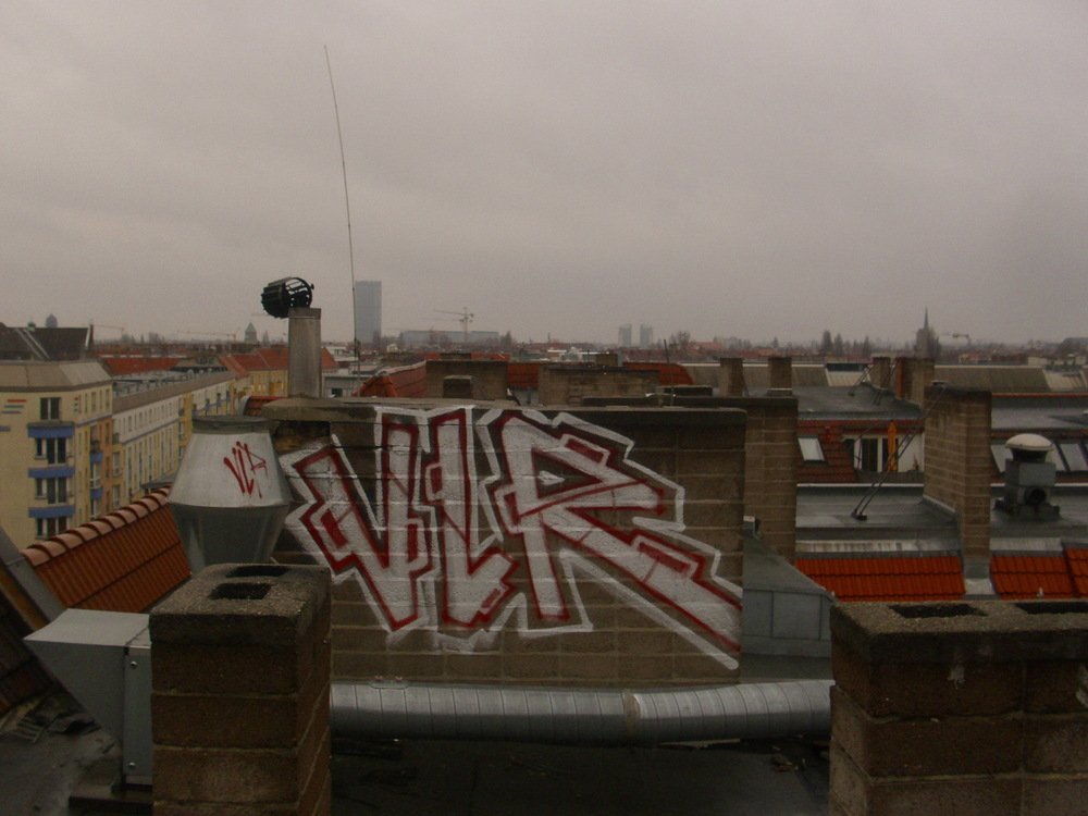 Graffiti Bombing in Berlin - Photo by ASTRAINER - vlr