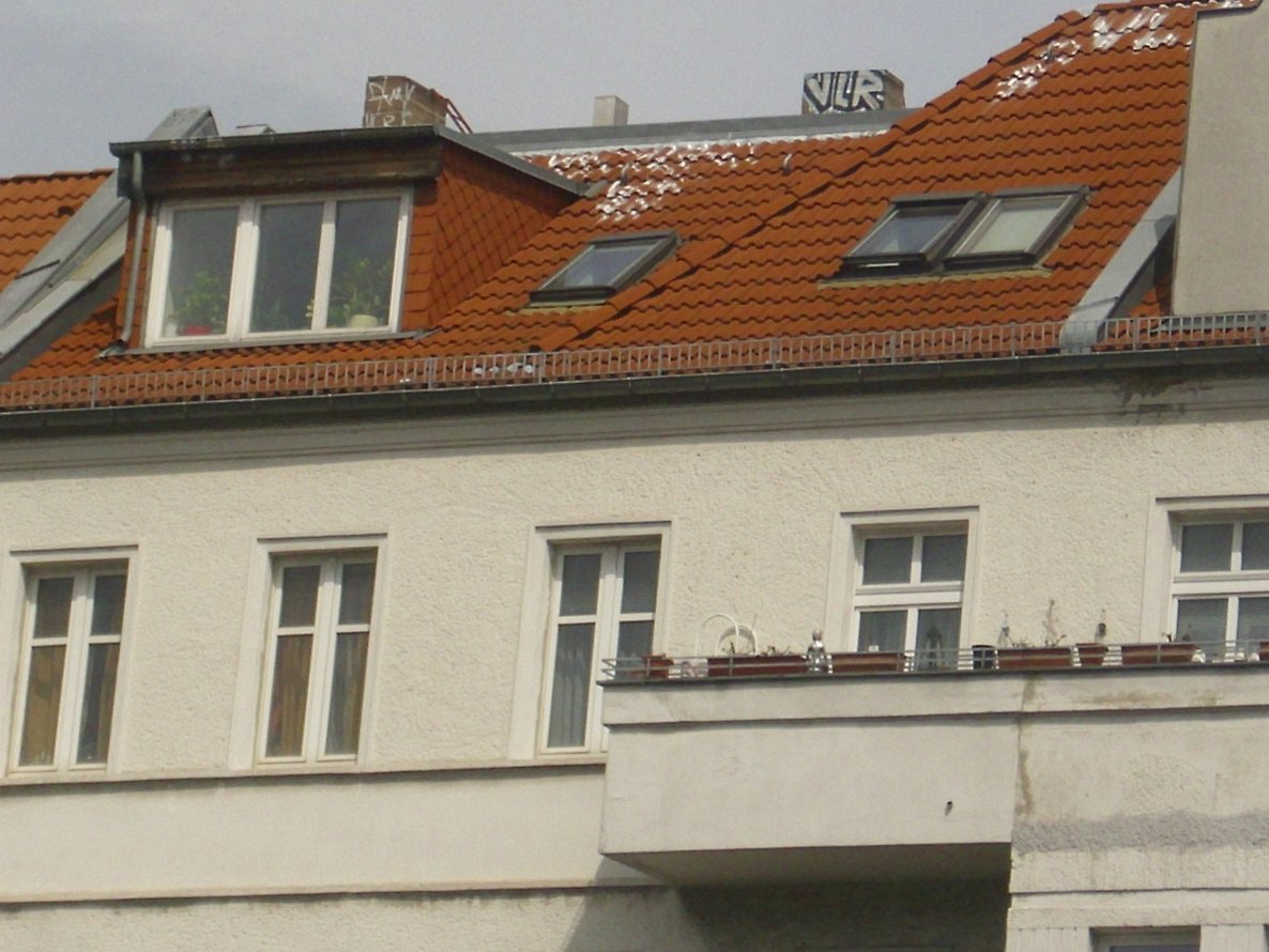 Graffiti Bombing in London - Photo by ASTRAINER - vlr