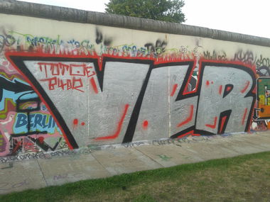 Graffiti Bombing in Berlin - Photo by ASTRAINER - vlr