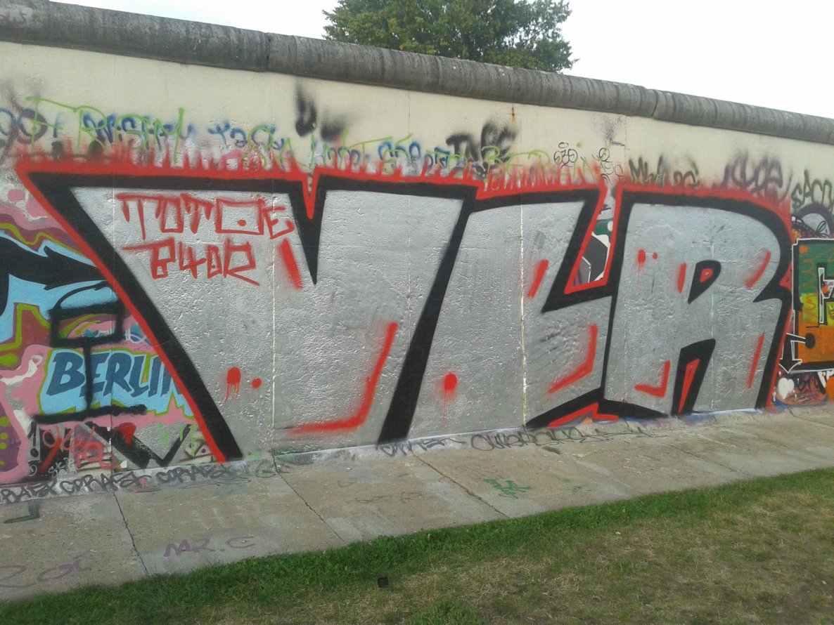 Graffiti Bombing in Berlin - Photo by ASTRAINER - vlr