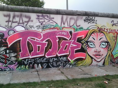 Graffiti Bombing in Berlin - Photo by ASTRAINER - totoe