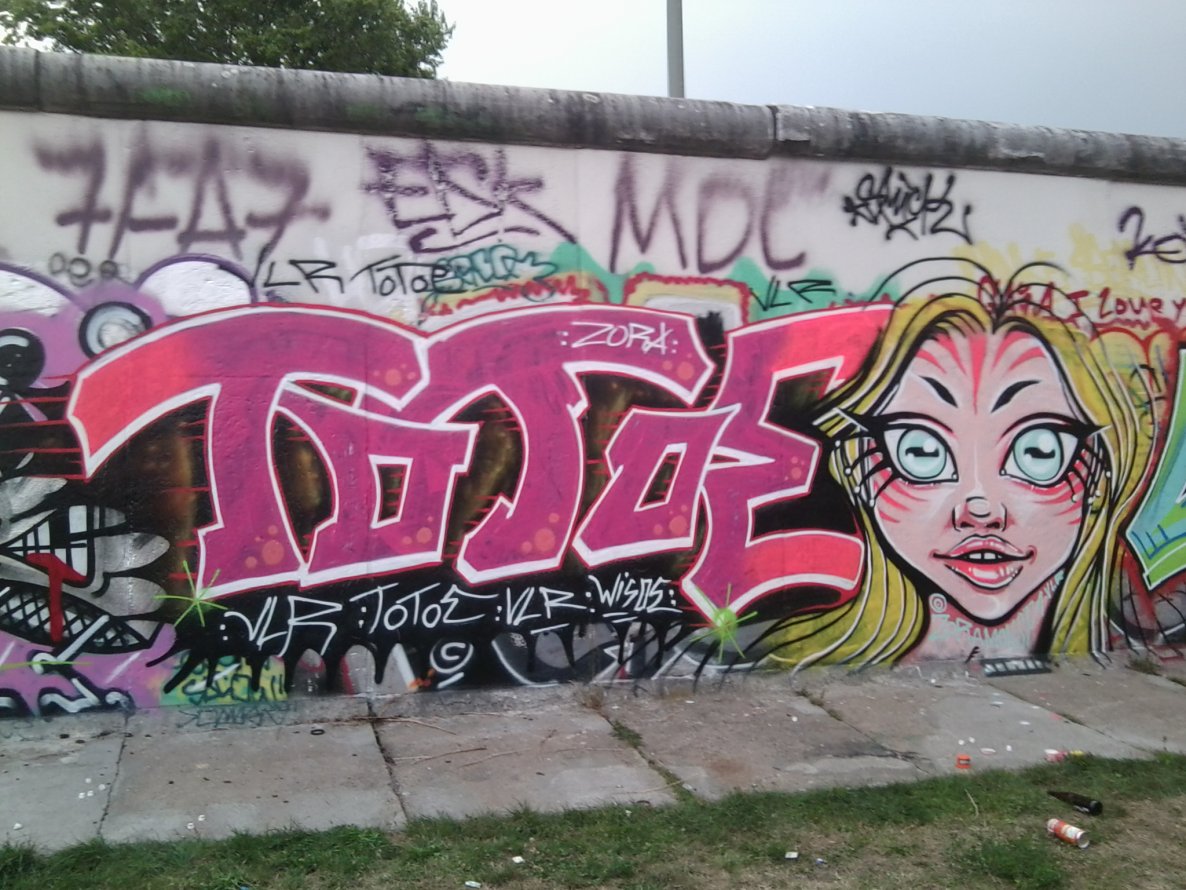 Graffiti Bombing in Berlin - Photo by ASTRAINER - totoe