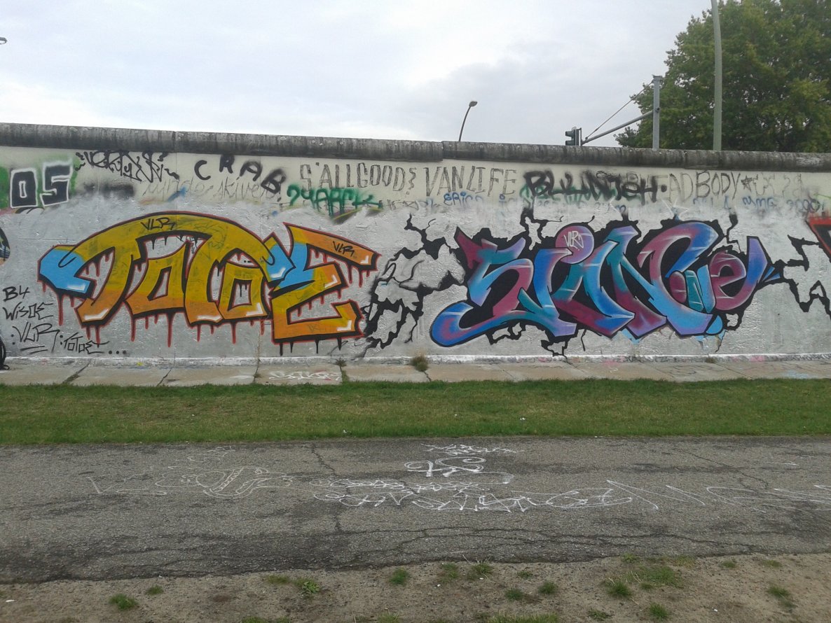 Graffiti Wall in Berlin - Photo by ASTRAINER - totoe, sion