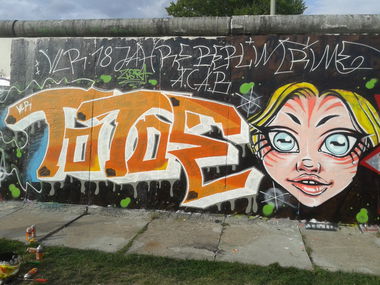 Graffiti Wall - Photo by ASTRAINER - Totoe (2014)