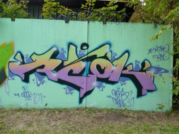 Graffiti Wall - Photo by Acoooooooook