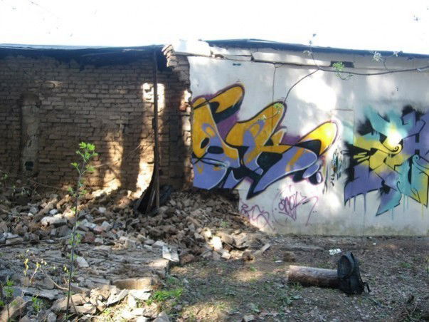 Graffiti Wall - Photo by Acoooooooook