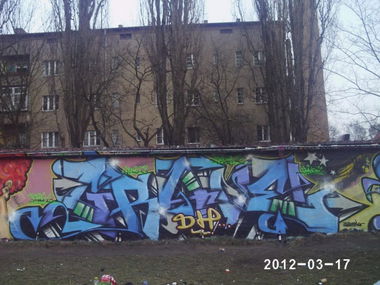 Graffiti Wall in Berlin - Photo by Aggrobat183 - Grave, dh, 48 (2012)