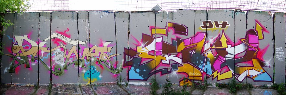 Graffiti Wall - Photo by Aggrobat183 - Planet, obs, Grave (2012)