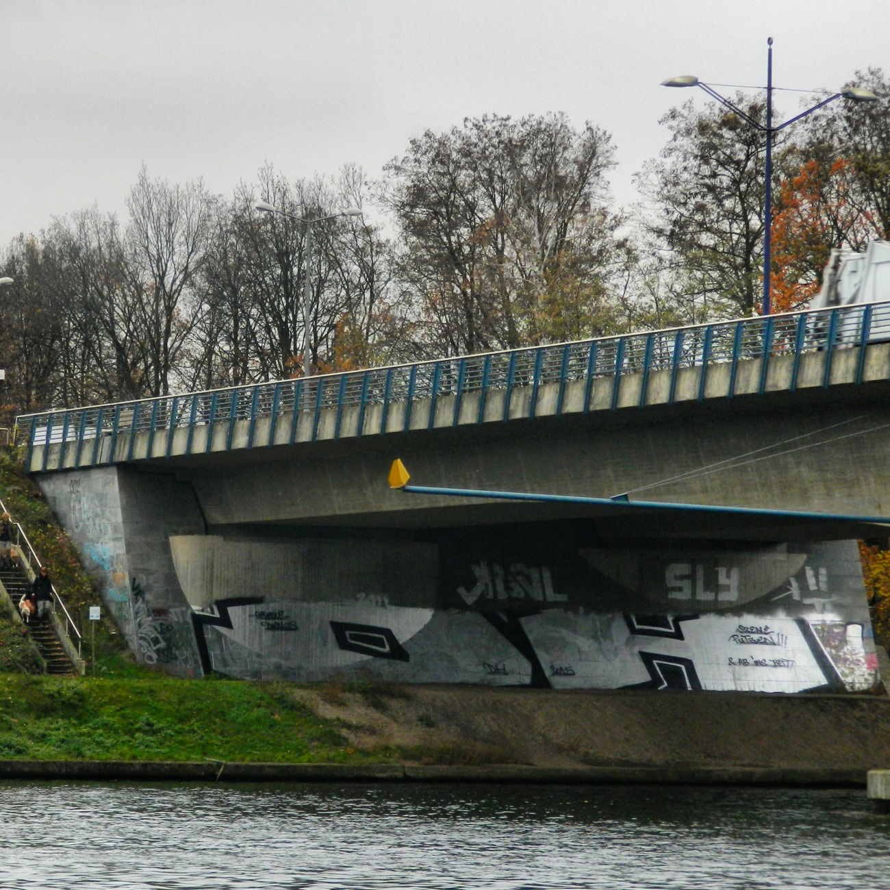 Graffiti Bombing - Photo by Aggrobat183 - dh, darkheroes, grave