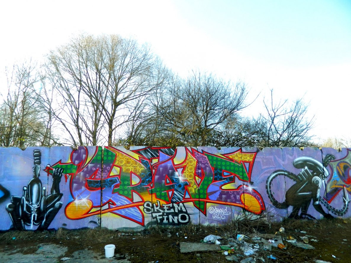 Graffiti Wall in Berlin - Photo by Aggrobat183 - dh, 48, grave48 (2015)